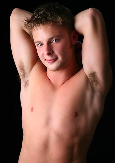 健美選手布萊爾脫衣服露出臀部