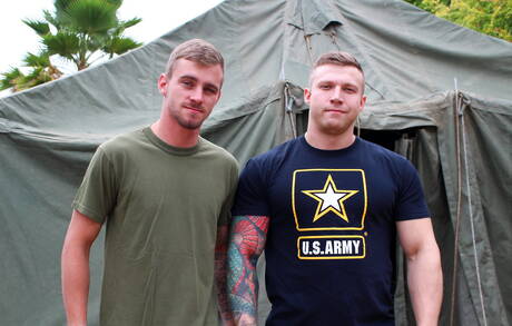 Znani Amerykanie, młodzieniec Ryan Jordan i umięśniony Mike Johnson uprawiają dobry seks analny na zewnątrz