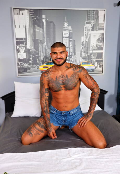 Il muscoloso latino Helloojose si masturba il cazzo