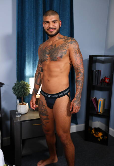 Il muscoloso latino Helloojose si masturba il cazzo