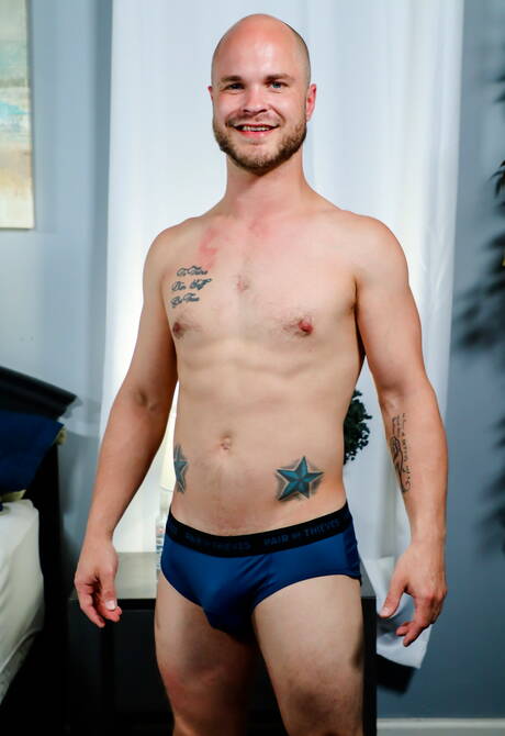 肌肉發達的 Tommy Taylor 手淫