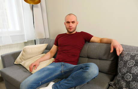 누드로 포즈를 취하고 엉덩이를 드러내는 체코 성숙한 곰 도니 마르코