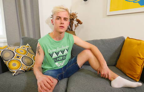 Hübscher Junge Jamie Kelvin zieht sich aus und zeigt knackigen Hintern