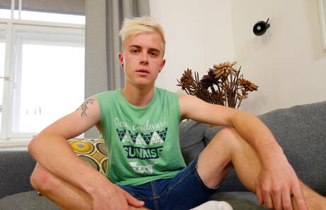 Hübscher Junge Jamie Kelvin zieht sich aus und zeigt knackigen Hintern