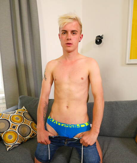 Hübscher Junge Jamie Kelvin zieht sich aus und zeigt knackigen Hintern