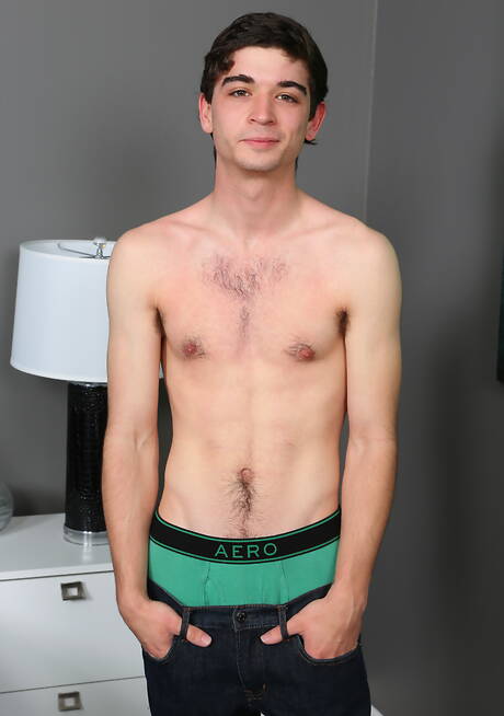 Le minet américain Danny Nelson se déshabille et montre son cul