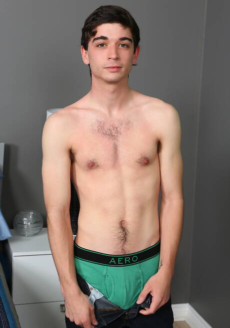 Le minet américain Danny Nelson se déshabille et montre son cul