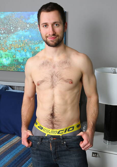 ブル・トッドが裸になってお尻を見せる