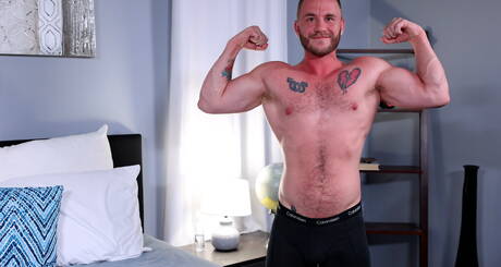 Il muscoloso americano Mac Savage stuzzica il suo cazzo
