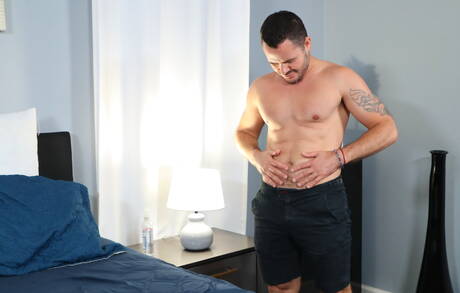 Le beau gosse russe Valentin Petrov se masturbe