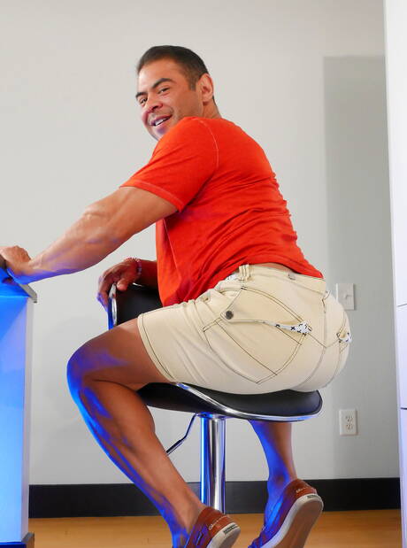 Der muskulöse Lateinamerikaner Draven Navarro zieht sich aus und zeigt seinen Hintern