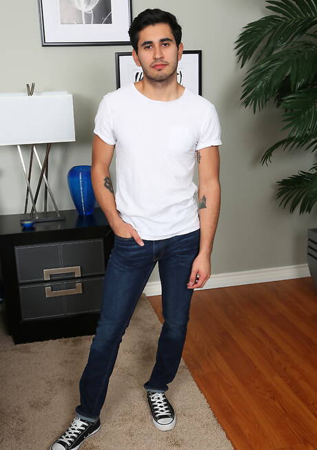 Młody Latynos Jalen pozuje nago i pokazuje ładny tyłek