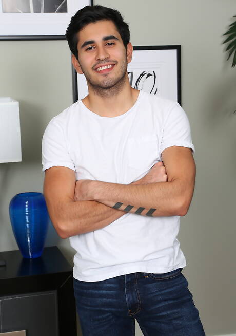 Der junge Lateinamerikaner Jalen posiert nackt und zeigt seinen schönen Hintern