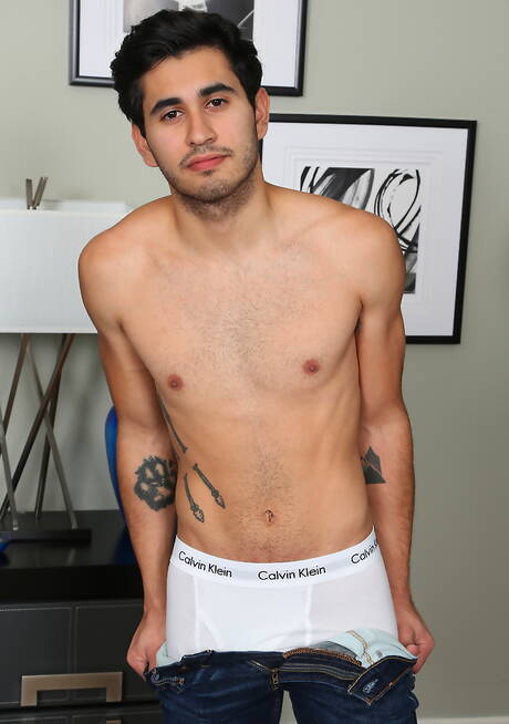 Der junge Lateinamerikaner Jalen posiert nackt und zeigt seinen schönen Hintern