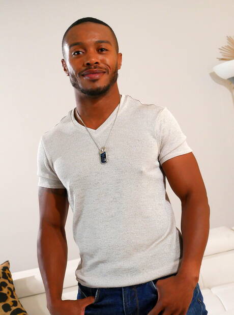 Jake Waters, un muscoloso ebano, posa nudo e mostra un bel culo