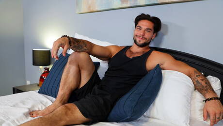 Il muscoloso americano Solomon Aspen gioca con il cazzo