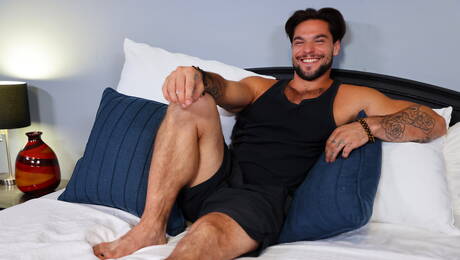 Il muscoloso americano Solomon Aspen gioca con il cazzo