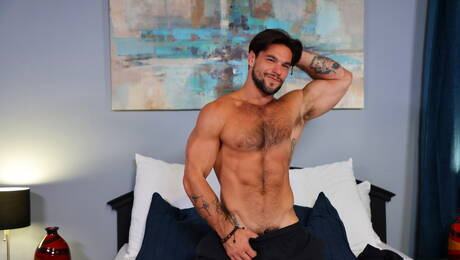 Il muscoloso americano Solomon Aspen gioca con il cazzo