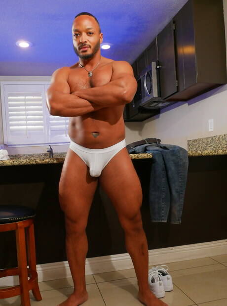 Der schwarze, stämmige Dillon Diaz zieht sich aus und zeigt seinen Arsch in der Küche