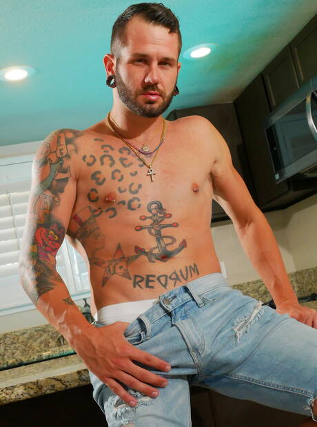 Der amerikanische Muskelprotz Johnny Hill posiert nackt und zeigt seinen Arsch in der Küche