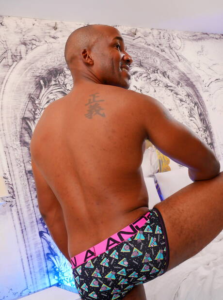 Black bodybuilder Smash Thompson posing naked and showing hot ass