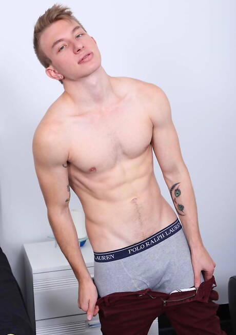 Bull Adair se despindo e mostrando uma bela bunda