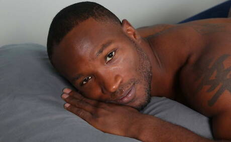 Der muskulöse Amerikaner Bryan Ockert und Daryl haben einen guten Oralsex zwischen verschiedenen Rassen