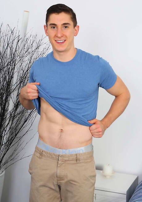 El culturista Kyle Parker posando desnudo y mostrando su trasero