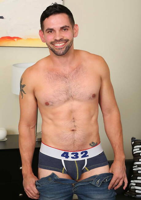 Der muskulöse Hugo Diaz zieht sich aus und zeigt seinen knackigen Hintern