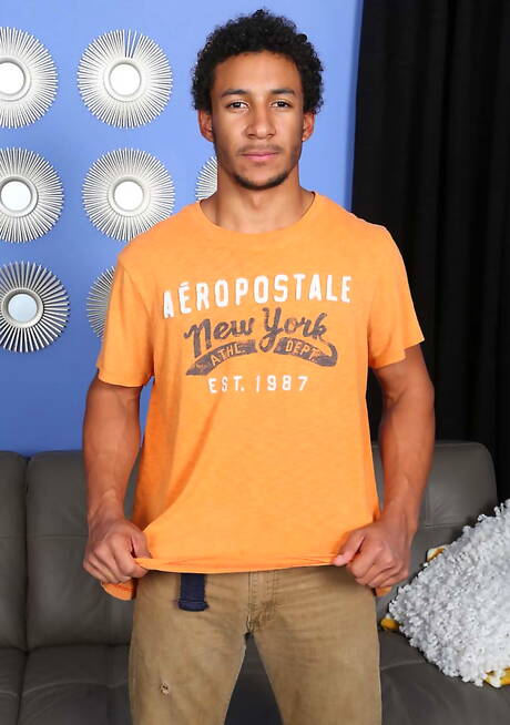 Il culturista latino Jerome posa nudo e mostra il suo sedere