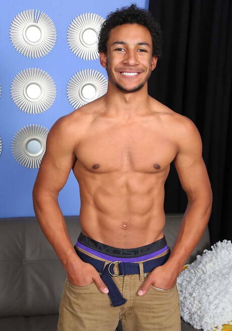 Il culturista latino Jerome posa nudo e mostra il suo sedere