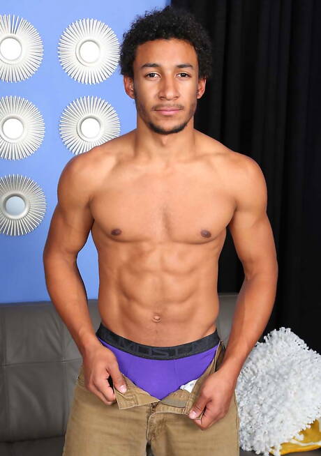 Il culturista latino Jerome posa nudo e mostra il suo sedere