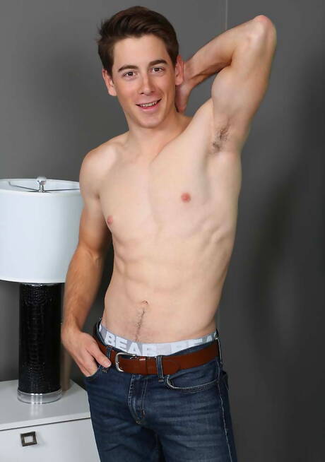 健美選手彼得裸體擺造型，展現緊實的臀部