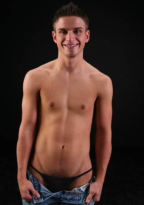 漂亮男孩 Gerin 脫衣服並露出緊實的屁股