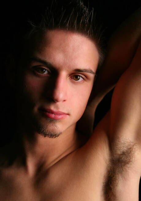 漂亮男孩 Gerin 脫衣服並露出緊實的屁股