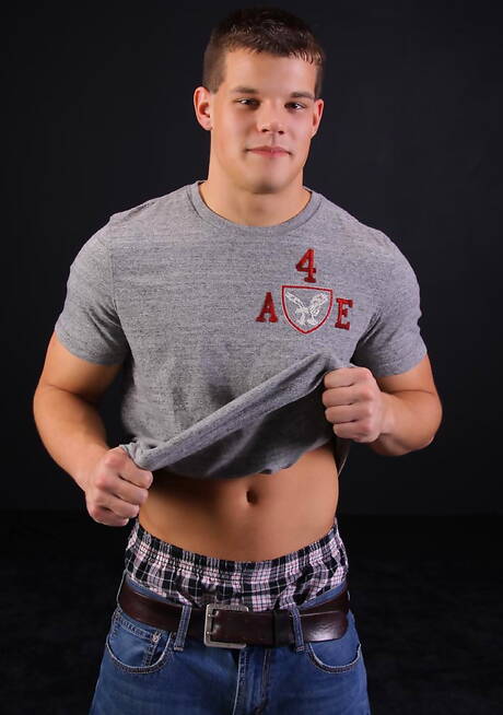 Bodybuilder Dwight posiert nackt und zeigt seinen knackigen Hintern