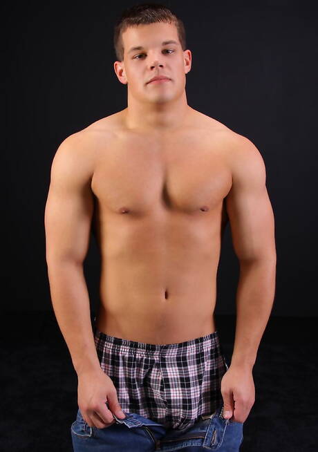 Bodybuilder Dwight posiert nackt und zeigt seinen knackigen Hintern