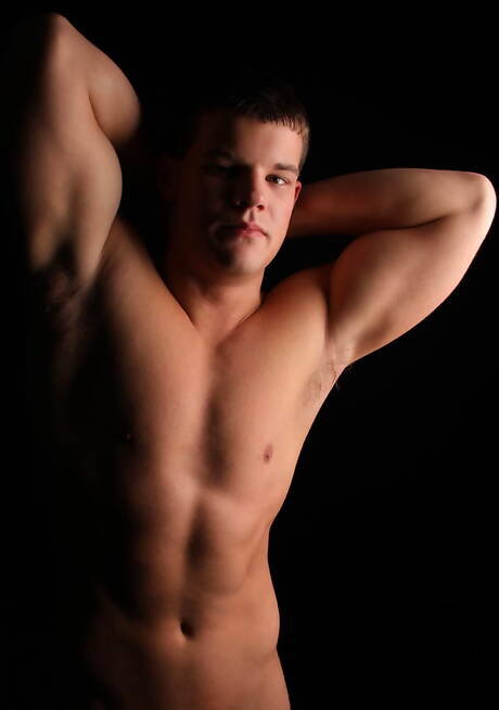 Bodybuilder Dwight posiert nackt und zeigt seinen knackigen Hintern