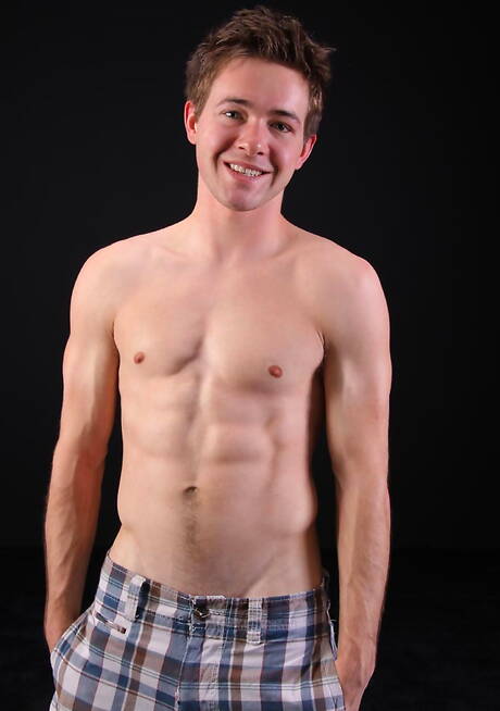 Chaosmen: Der muskulöse Javi zieht sich aus und zeigt seinen heißen Hintern