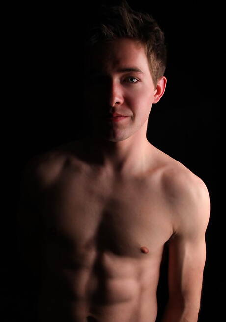 Gespierde Javi kleedt zich uit en laat zijn hete kont zien