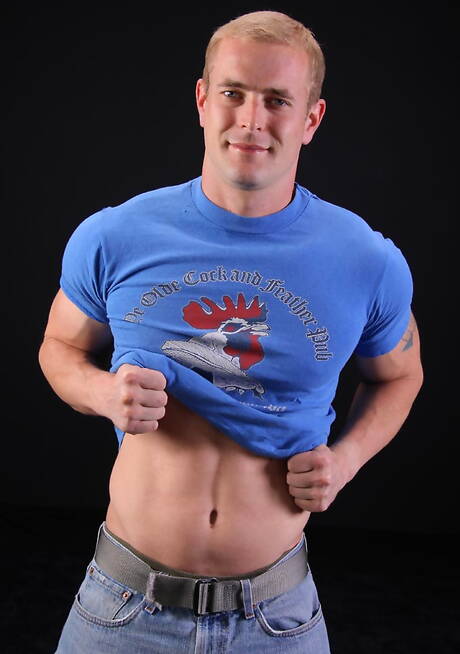 Le culturiste Earl se déshabille et montre son cul sous une douche chaude