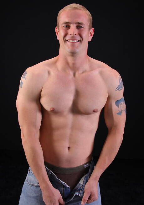 Le culturiste Earl se déshabille et montre son cul sous une douche chaude