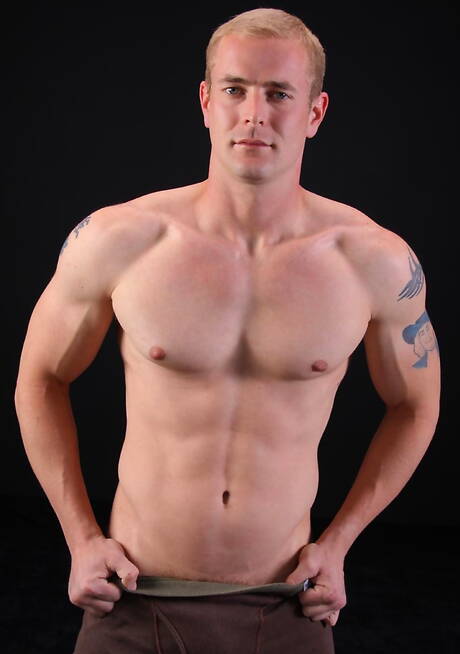 Le culturiste Earl se déshabille et montre son cul sous une douche chaude