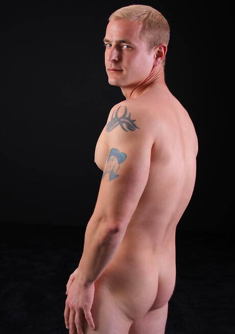 Le culturiste Earl se déshabille et montre son cul sous une douche chaude