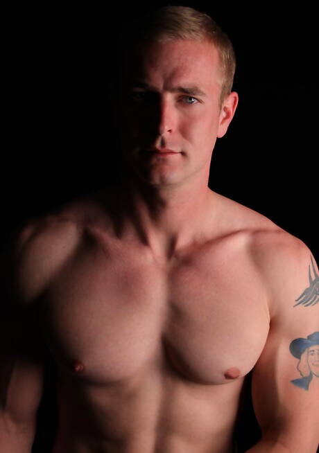 Le culturiste Earl se déshabille et montre son cul sous une douche chaude