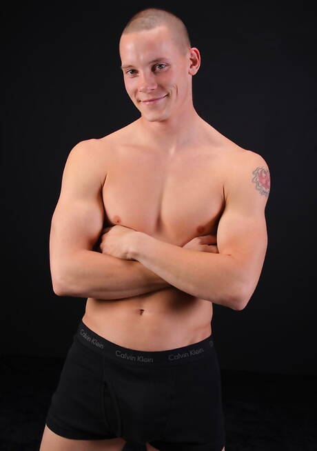 Der muskulöse Rory posiert nackt und zeigt seinen knackigen Hintern