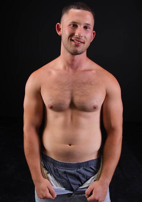 Bodybuilder Jamison plaagt zijn pik