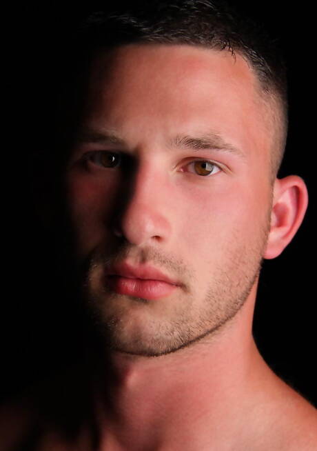 Bodybuilder Jamison plaagt zijn pik