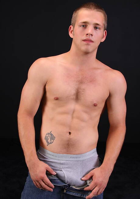 Sterke stier Crew wordt naakt en laat hete kont zien