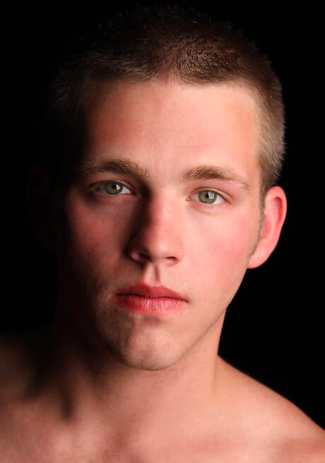 Sterke stier Crew wordt naakt en laat hete kont zien